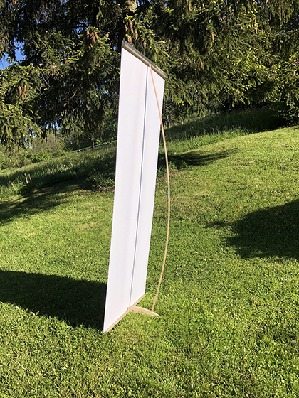 Kakemono tendu sur un mât et un socle en bois